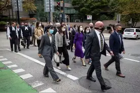 孟晚舟结束开庭！最后的庭审穿紫色长裙太霸气，和众人出场成主角图片