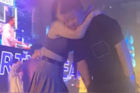 安徽一男子在酒吧和美女拍照被发现，老婆狂扇巴掌叫醒装睡老公图片