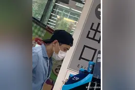 高云翔回国后生活曝光超市购物 略显沧桑依旧高大帅气图片