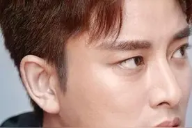 贾乃亮假面好父亲？李小璐妈妈终于忍不住了，网上开撕贾乃亮图片
