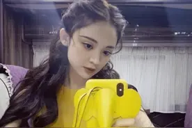 古力娜扎房车内自拍，却被裤子抢镜，网友：敢买不敢穿图片