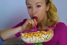 手指进了木屑还用针挑？别小看了胶布的作用，附送肥宅套餐制作法