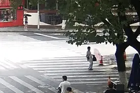 寻找最美白衣姑娘 你的暖心善举温暖全城！图片