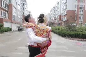 山东一新郎接亲抱着新娘一路狂奔，新郎：好不容易娶到的绝不撒手图片