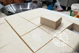 现代化豆腐机做“传统豆腐”，一块豆腐的匠心与传承图片