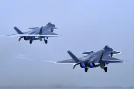 战斗机有空中油箱之称，油箱遍布全身，他到底能装多少油？图片