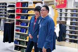 情侣装！57岁郎平和66岁丈夫逛街，年薪百万却只买99元衣服视频封面