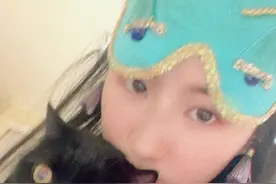 刘亦菲cos奥黛丽赫本，戴同款复古眼罩抱黑猫，网友：都是女神图片