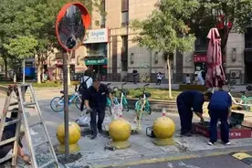 保障万全小学师生出行安全 天汇雅苑地库出口增设凹凸镜驾车出地库 请先照“镜子”图片