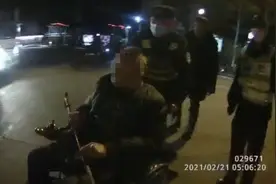 凌晨4时有人报警：高架上有老人坐电动轮椅逆行，民警立即赶到……图片