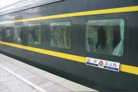 绿皮火车30年：车厢里喝啤酒吹牛，站台上叫卖声不断图片