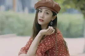 刘芸清爽写真，波点雪纺上衣配破洞牛仔裤蹲在地上喝奶茶，俏皮可爱图片