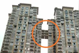 小区两栋楼中间多几块悬空台，谁搭的？物业：公共空间谁都别想占图片