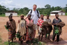 被称为“小人族”的非洲俾格米人，为什么10岁就能结婚生子图片