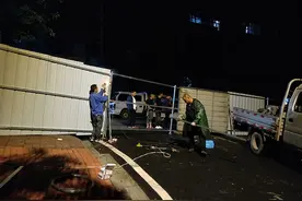 新安县坍塌道路已铺设防水彩条布，设置防汛沙袋，派专人值守图片