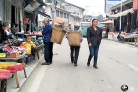 航拍喇叭镇赶集天才有的热闹，外出打工的朋友看了一定想家视频封面