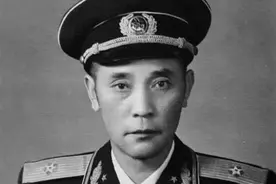 曾经七次受伤的旅长亲自抬伤兵转移，让“解放”战士十分感动图片