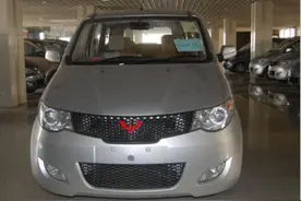 贪便宜买二手面包车，方向盘掉出一块红布，车主脸色大变图片