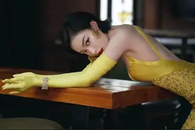 女明星约好了穿黄色？倪妮复古长裙露美背，唐嫣戴捧花手套似公主图片