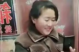 大衣哥老婆炫富！穿貂绒衣像城里人，时髦儿媳妇送俩金戒指真晃眼图片