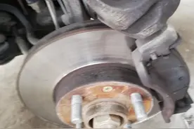 今天有位客户问：汽车车轮上的轴承用不用定期上油保养！图片