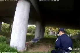 男子睡到野地里打游戏，被警察找到后发飙：谁再吵我直接打人图片