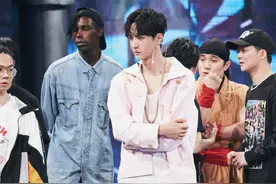 《街舞》小宝被王一博反撩，被撩到认怂，直接害羞开溜：脸红心跳图片