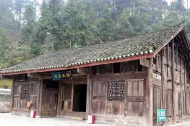 老人意外发现祖宅全由金丝楠制成，专家估值8亿元，最后有偿捐献图片