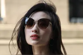 方脸真的要“避雷”这几点：中分显脸大，圆领不要穿，平眉会很丑图片