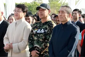 陈道明和张艺谋成龙同框，穿卫衣戴棒球帽挺显小的，一点也不油腻图片