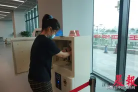 江西省图书馆自助图书杀菌机“上岗”30秒就完成消毒图片