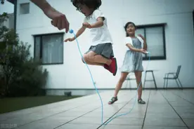 每天跳绳可以减肥吗？每次跳绳15分钟，相当于慢跑半小时图片