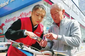 免费为60岁以上老人理发、一对一教老年人使用智能手机…太原这个社区的志愿者让老人生活更便利图片