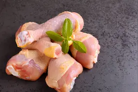 市场上的冻鸡腿，五六块一斤，可为啥那么便宜还那么大个？图片