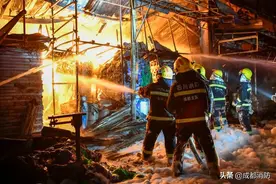 昨晚，成都一机电城发生火灾，现场无人员伤亡图片