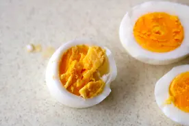 煮鸡蛋时，蛋黄老“发黑”，是鸡蛋坏了吗？这2个原因或是关键图片