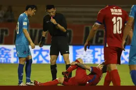 「历史上的今天」业余赛场惊现飞踹 乱象频出 中国足球谁最业余？图片