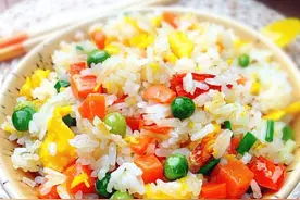 蛋炒饭, 先炒蛋还是炒饭? 都错了, 难怪蛋不嫩饭不香, 大厨教你做图片