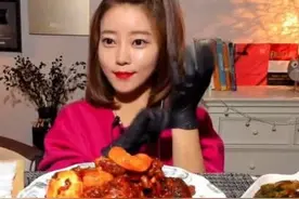 实拍网红吃播背后：大猪蹄子是塑料，火锅底料是面包图片