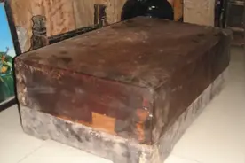 河北一农妇去世，儿子打开母亲隐藏多年的木箱，才发现母亲不简单图片