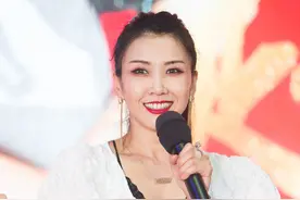 王蓉公开捞金太放得开，穿巴掌大露脐装腰线圆润，发福后变洋气图片