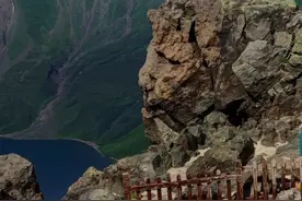 峭拔绝壁锁瑶池，氤氲迷雾云缠绕—游长白山天池图片