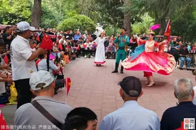 民间乐团公园演出，大叔大妈成铁杆粉丝：演到哪儿我们追到哪儿图片