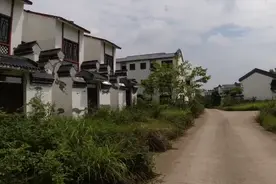 江津城郊荒废别墅群，白墙黛瓦基本完工，为何被弃的说法挺多图片