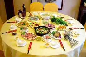 老话说“菜不摆三，筷不成五，席不坐六”，其中有何门道？图片
