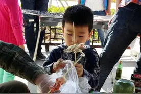 孩子撸串被签子刺伤，这些食物，给孩子吃时一定要当心图片