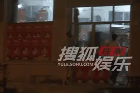 独家：张予曦路边买冰棍生图能打！遇直播围堵态度好图片