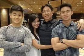 50岁母亲遭“嫌弃”，两个儿子不肯一起逛街，怕被误会成情侣图片