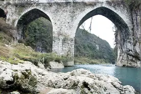 隐藏在贵州的古老桥梁，媲美赵州桥，使用400年依旧完好无损视频封面