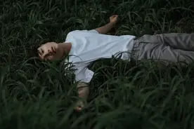 比起海王和渣男，女人更要小心这两种绿茶男，好着好着就害你了图片